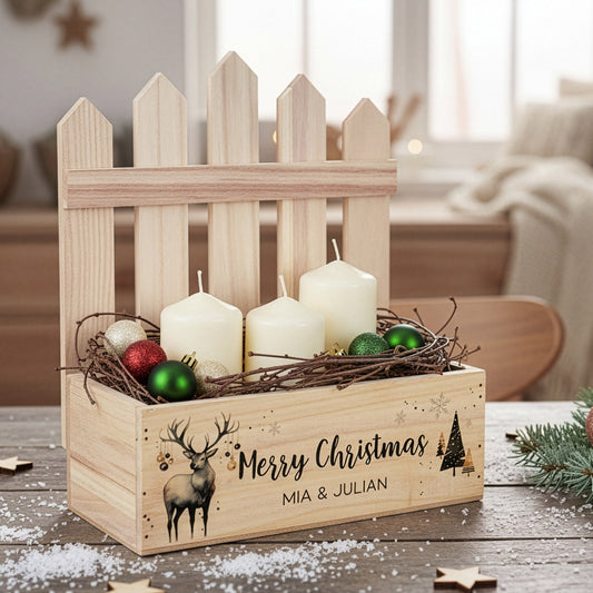 Befüllter Pflanzkorb mit Hirschmotiv und Zaun als Adventsdeko