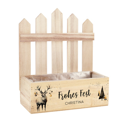 Holz-Pflanzkiste mit Hirschmotiv und dekoriertem Zaun – personalisierbar