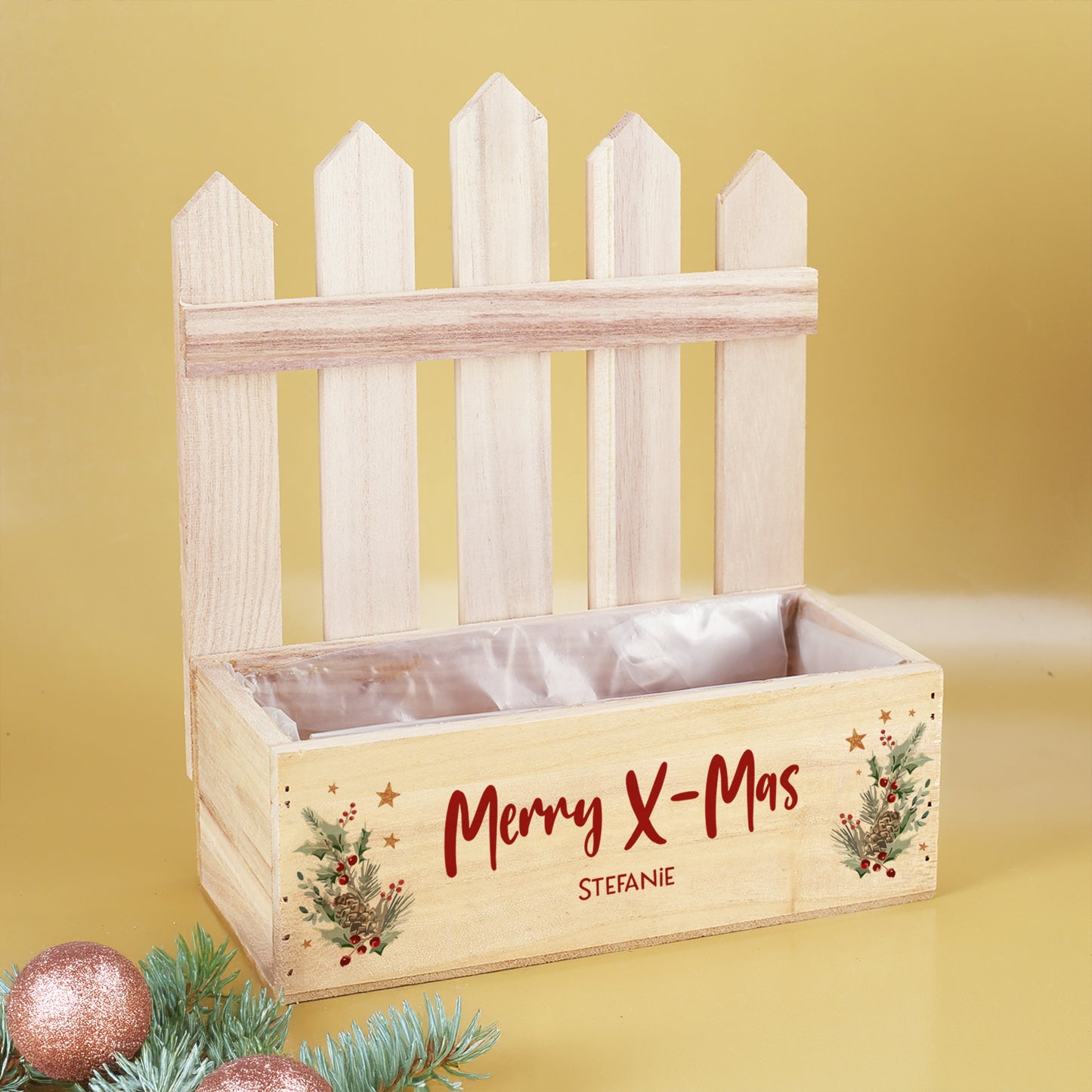 Personalisierbarer Pflanzkorb mit Zaun und roter Schrift Merry X-Mas als Weihnachtsdekoration