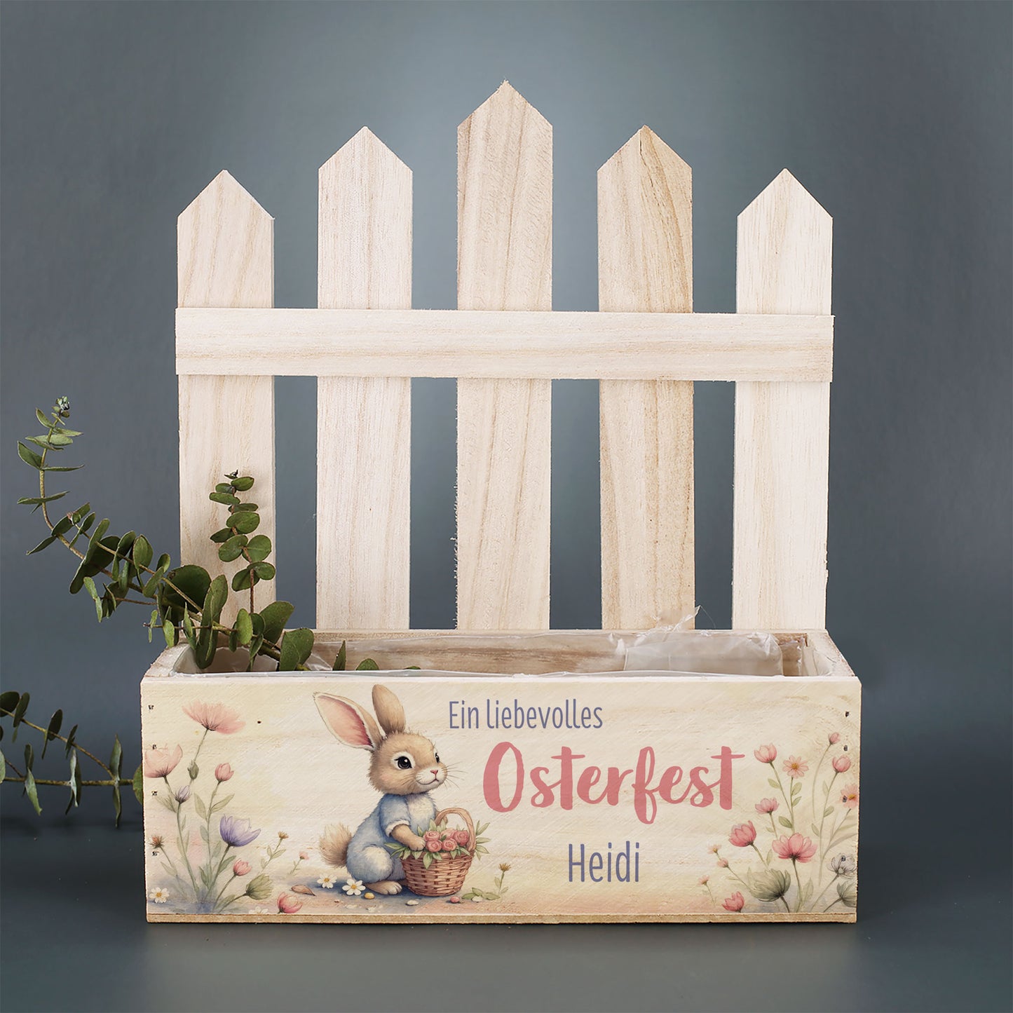 Pflanzkorb zu Ostern aus Holz mit Zaunrückwand und personalisiertem Namen