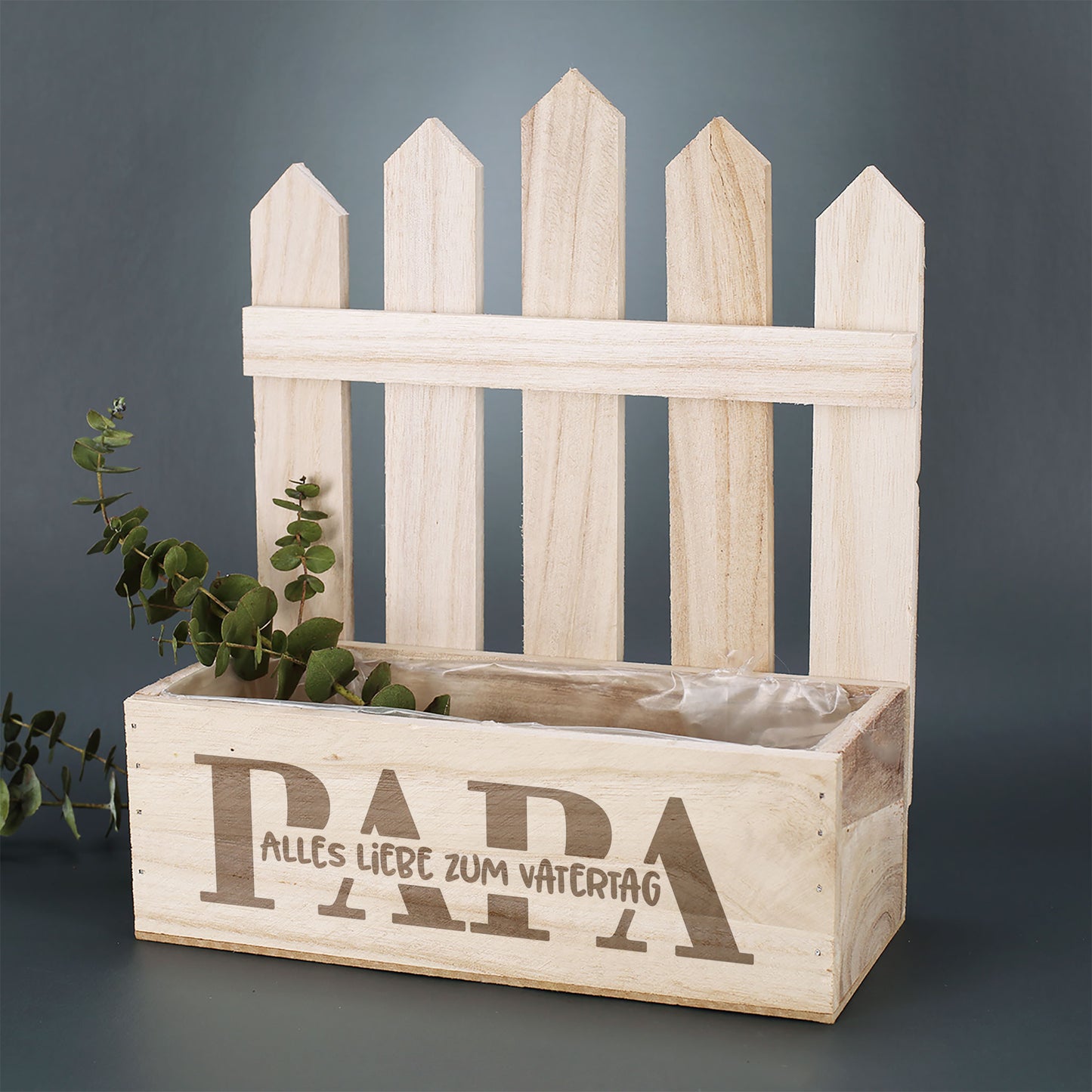 Leerer Pflanzkorb aus Holz mit Zaun und Folie innen Papa Motiv personalisiert