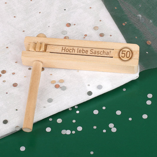 Personalisierte Holzratsche zum Geburtstag mit Verkehrszeichen und Wunschtext | Gastgeschenk