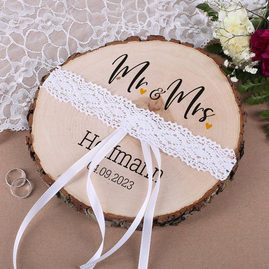Holzscheibe aus Erlenholz für Trauringe mit Ehenamen und Datum