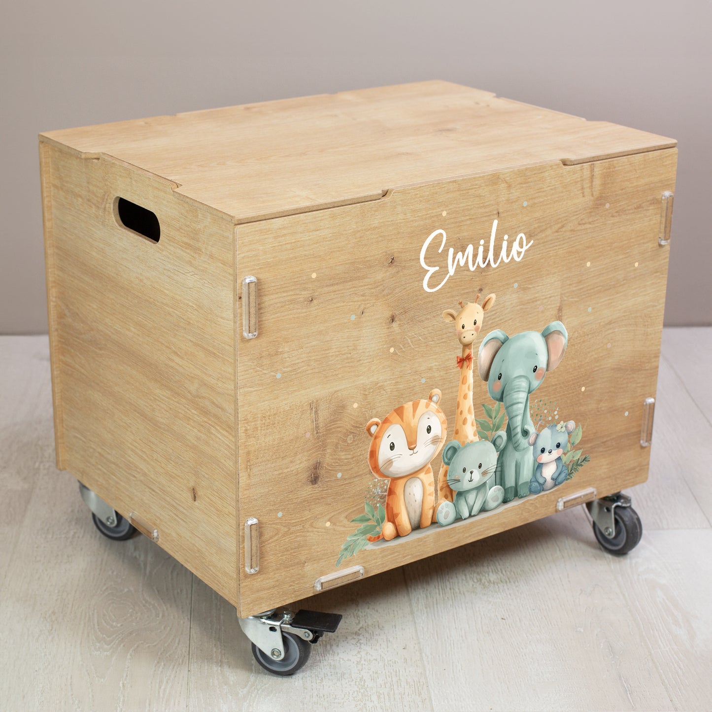 Personalisierte Rollkiste aus Holz mit Tierfreunde-Motiv und Namen, geschlossene Spielzeugkiste auf Rollen im Kinderzimmer