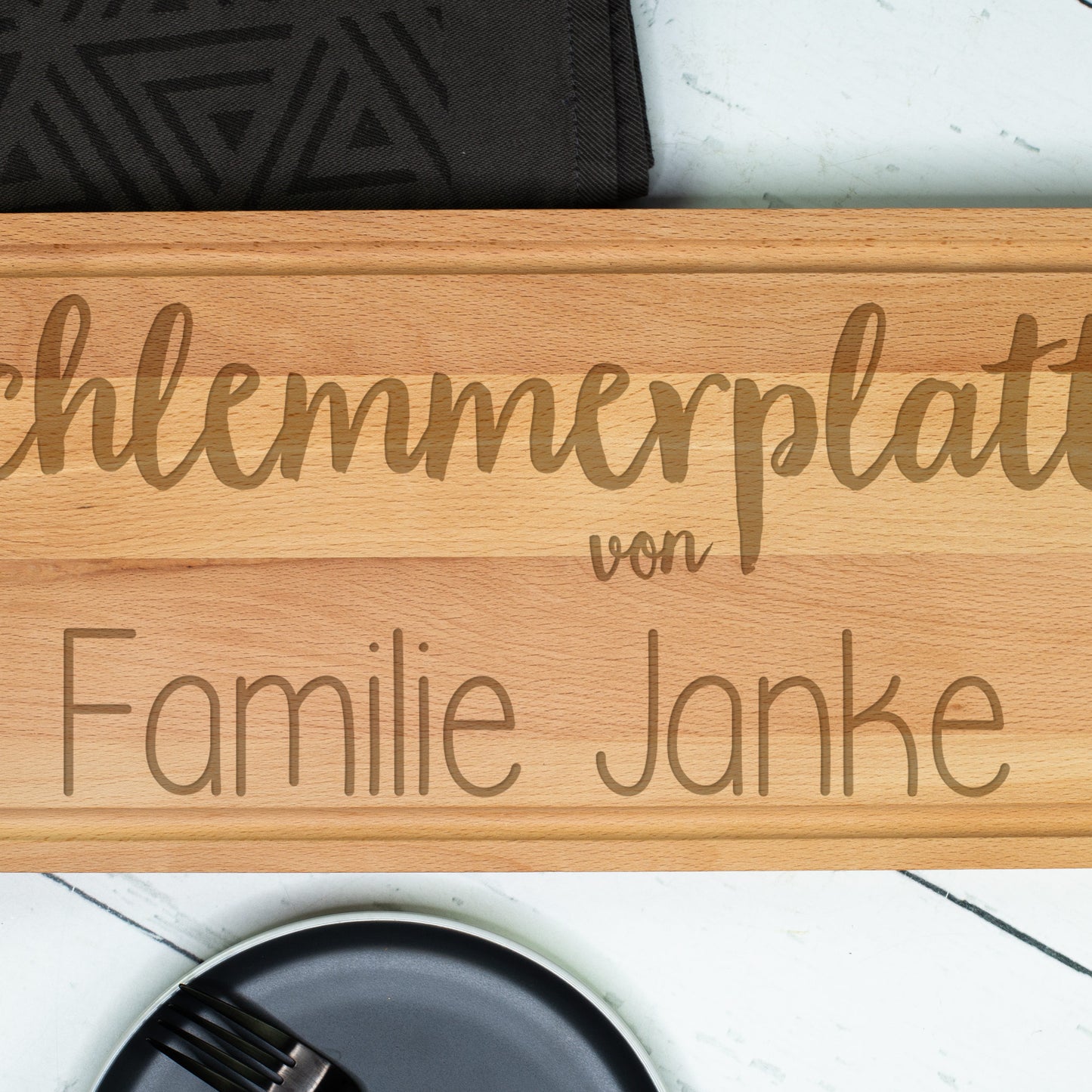 Detailansicht Servierbrett Buchenholz – Gravur „Schlemmerplatte von Familie Janke“