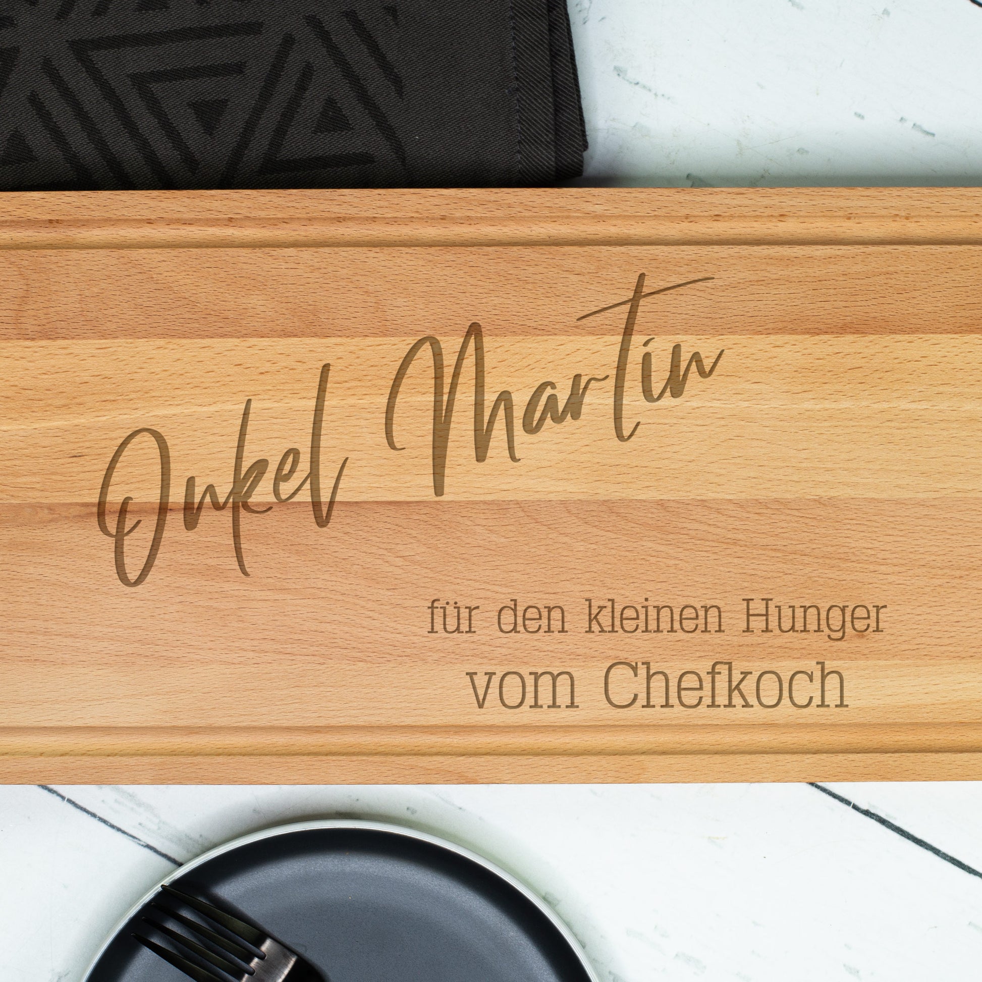 Detailansicht der Gravur „Onkel Martin“ auf dem Buchenholz-Servierbrett