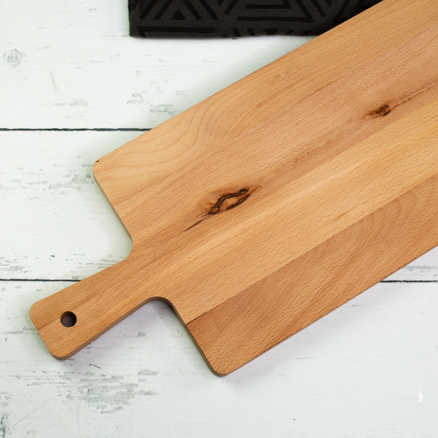 Detailfoto des Griffs und der Ablaufrinne am XXXL Servierbrett aus Buchenholz