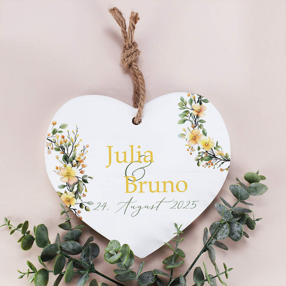 Holzherz mit Wunschnamen und Datum – Romantisches Geschenk mit Blumen- –