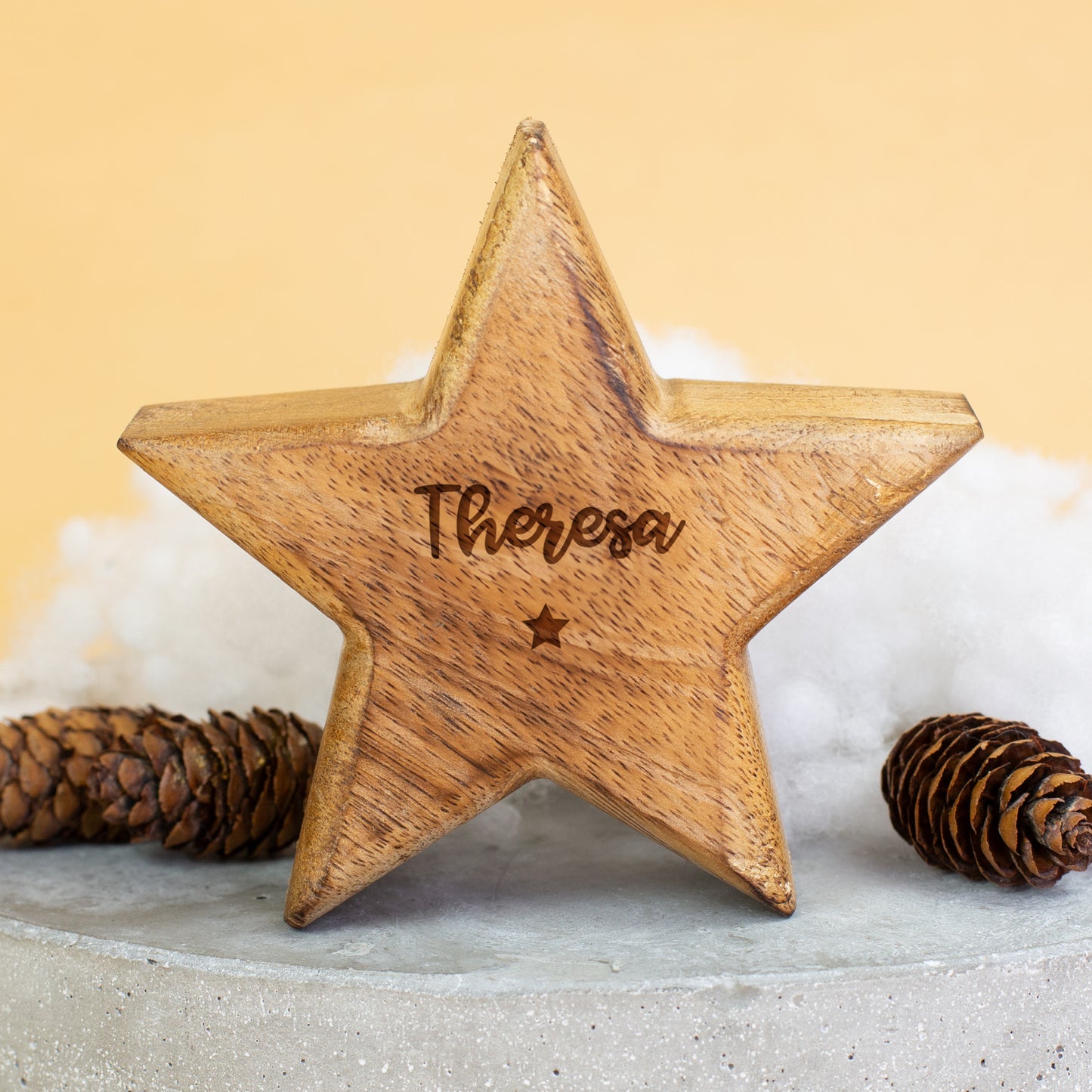 Holzstern mit Gravur „Theresa“ als weihnachtliche Dekoration mit Schneeflocken und Zapfen