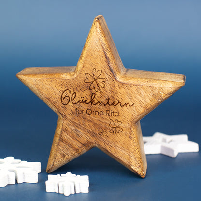 Glücksstern aus Holz mit Gravur „für Oma Rita“ als Tischdeko mit weißen Schneeflocken