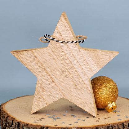 Rückseite des Weihnachts-Dekosterns aus naturbelassenem Holz mit dekorativer schwarz-weißer Schnur