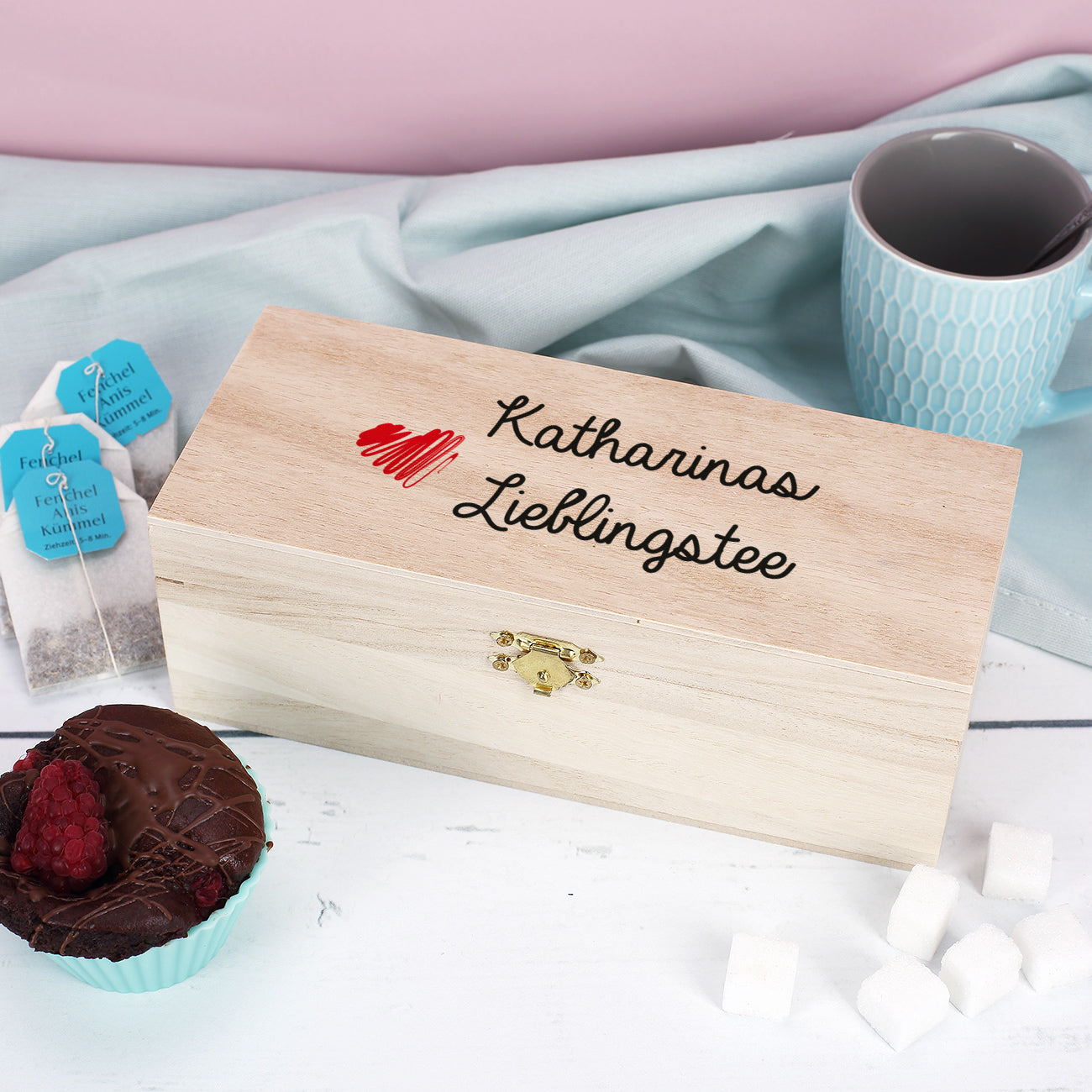 Teebox aus Holz mit personalisiertem Namen „Katharinas Lieblingstee“, dekoriert mit Tasse, Muffin und Zuckerwürfeln