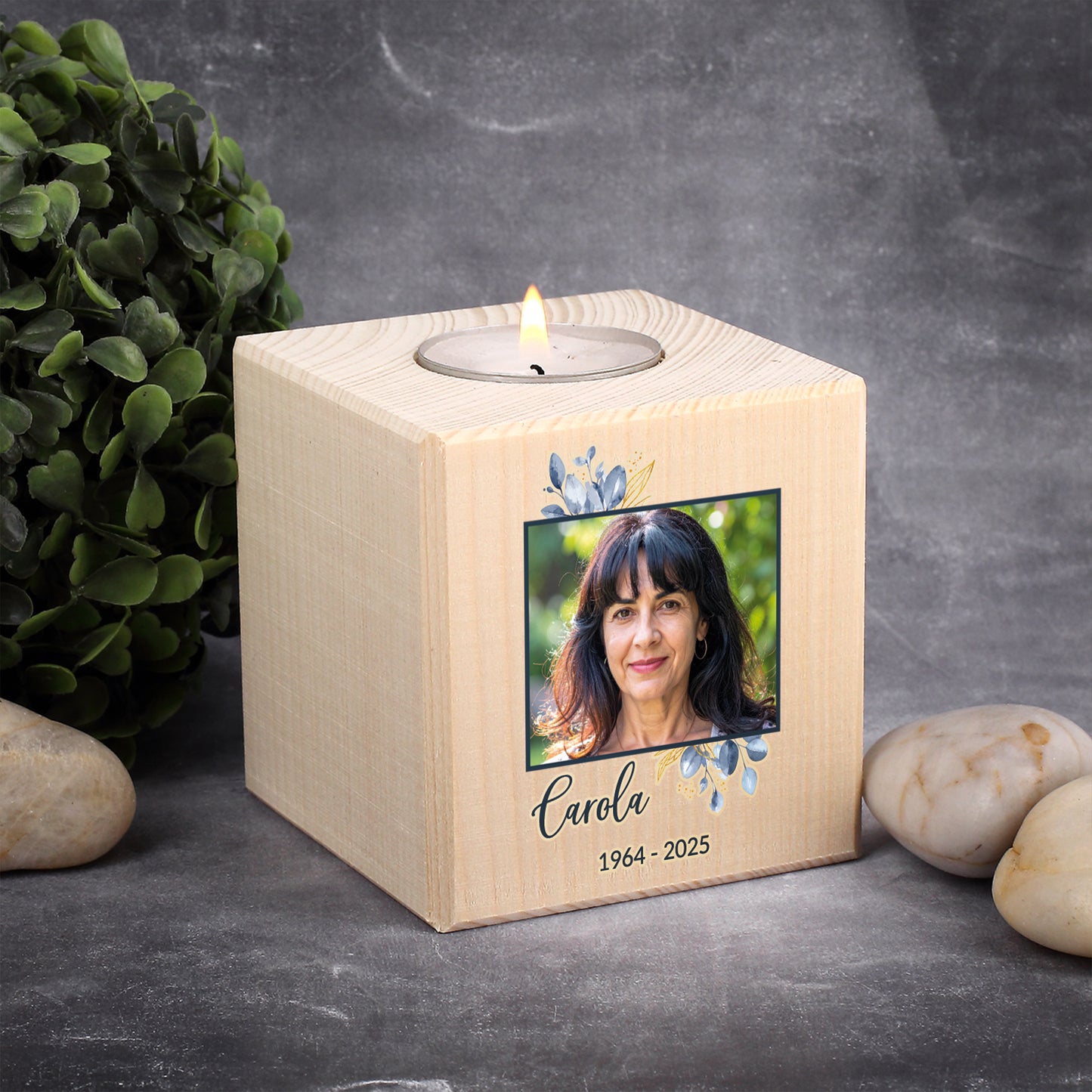 Teelichthalter aus Holz mit personalisiertem Foto und Name – frontal mit Teelicht dekoriert