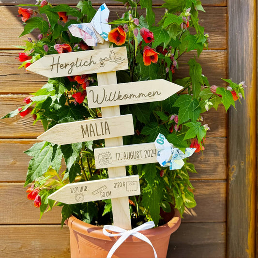 Gravierter Wegweiser als Geschenk zur Geburt