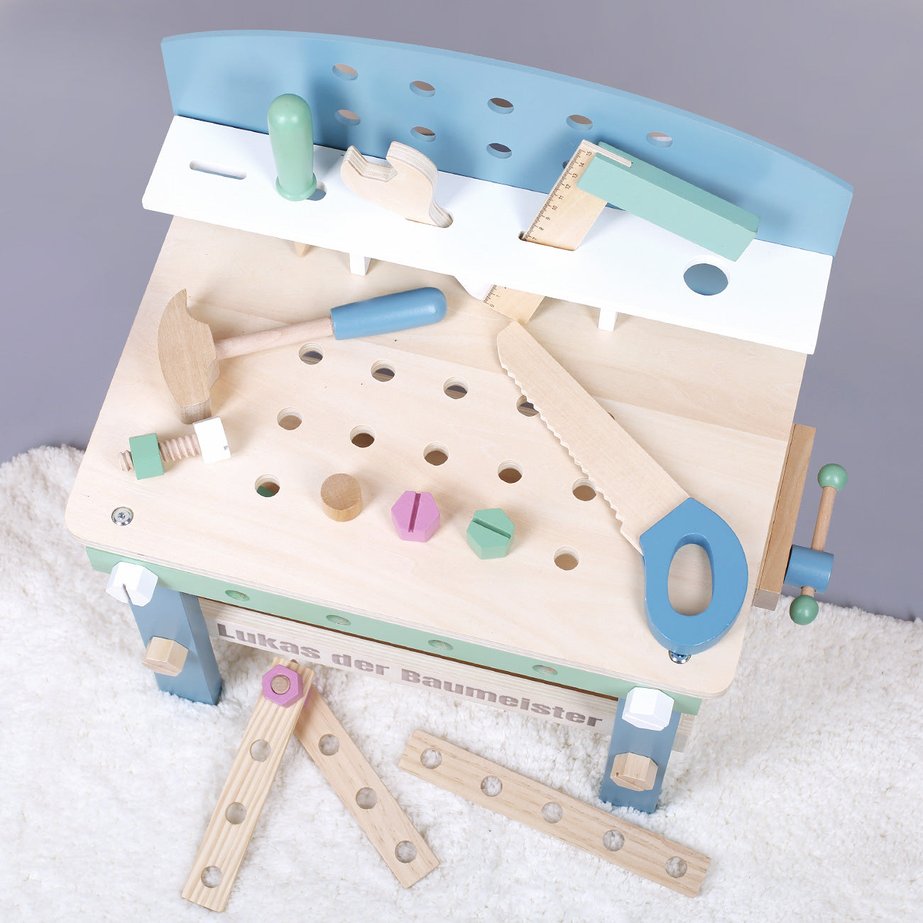 Kleine Werkbank aus Holz mit persönlicher Gravur