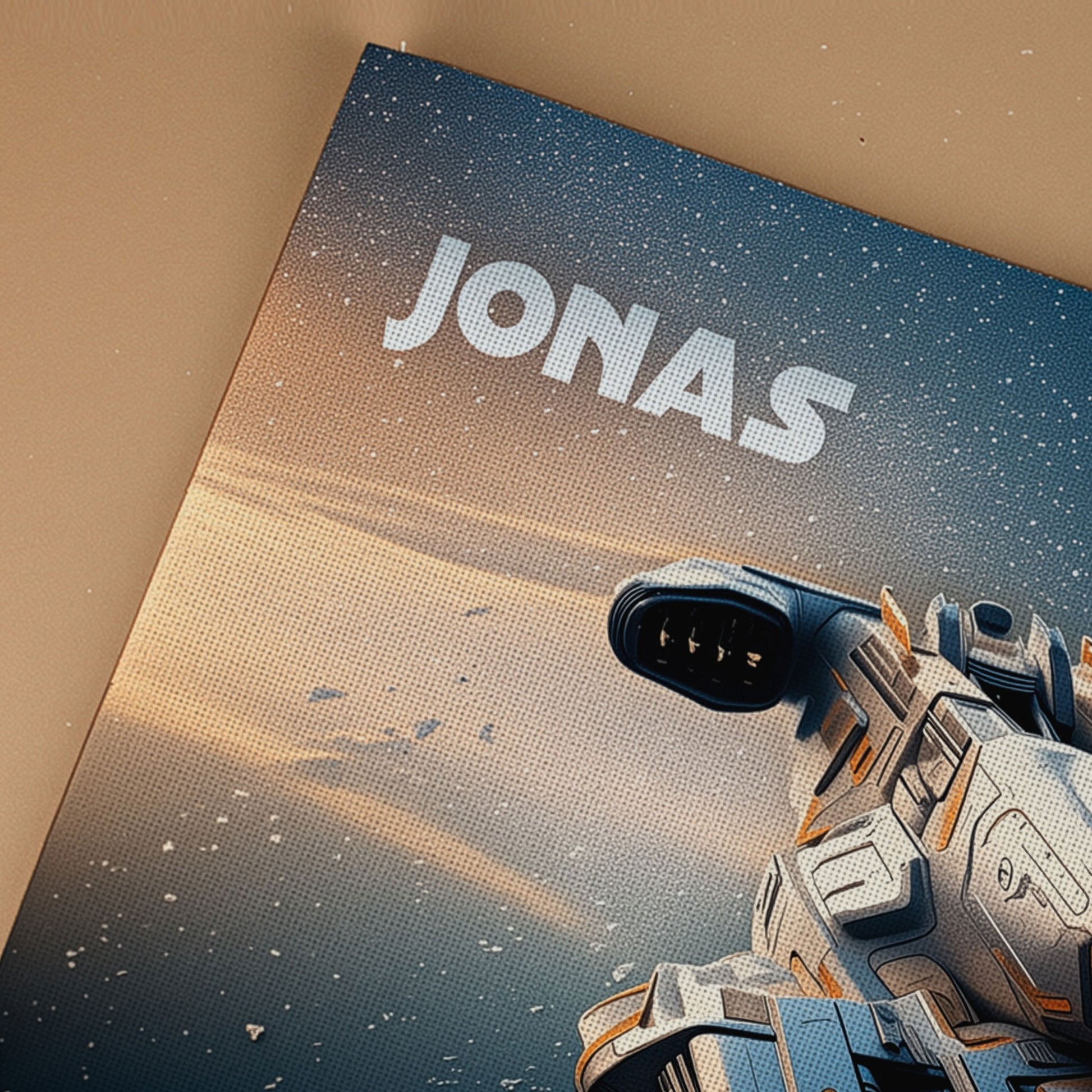 Detailaufnahme Platzdeckchen mit Raumschiff-Motiv und Name Jonas – Stoffstruktur