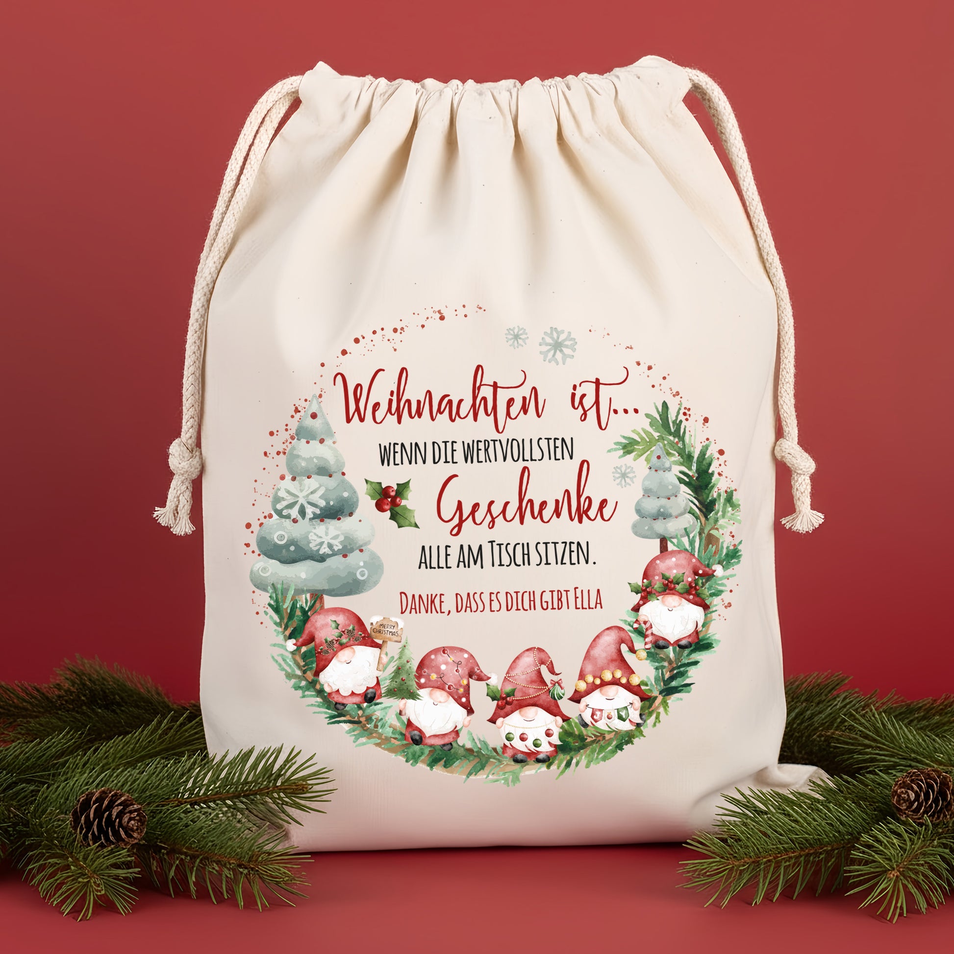 Geschenkbeutel in mittlerer Größe mit festlichem Motiv und Tannenzweigen auf rotem Hintergrund