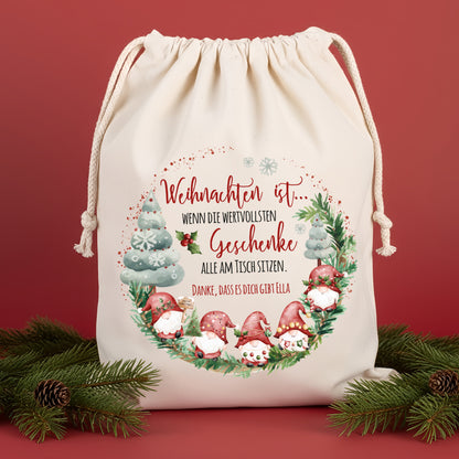 Geschenkbeutel in mittlerer Größe mit festlichem Motiv und Tannenzweigen auf rotem Hintergrund