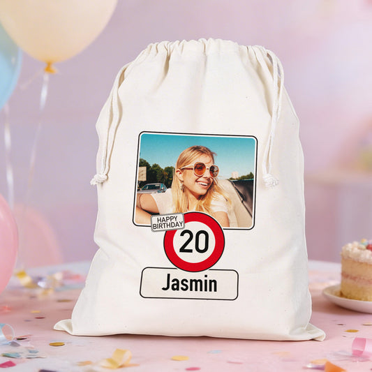 Geschenksack mit Foto und Verkehrsschild-Design „20 Jasmin“ auf Geburtstagstisch