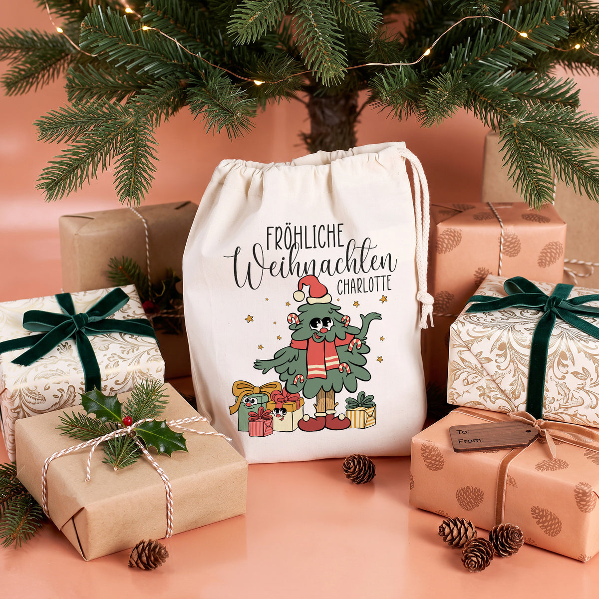Mittelgroßer Geschenksack mit Name Charlotte und lustigem Weihnachtsbaum Motiv