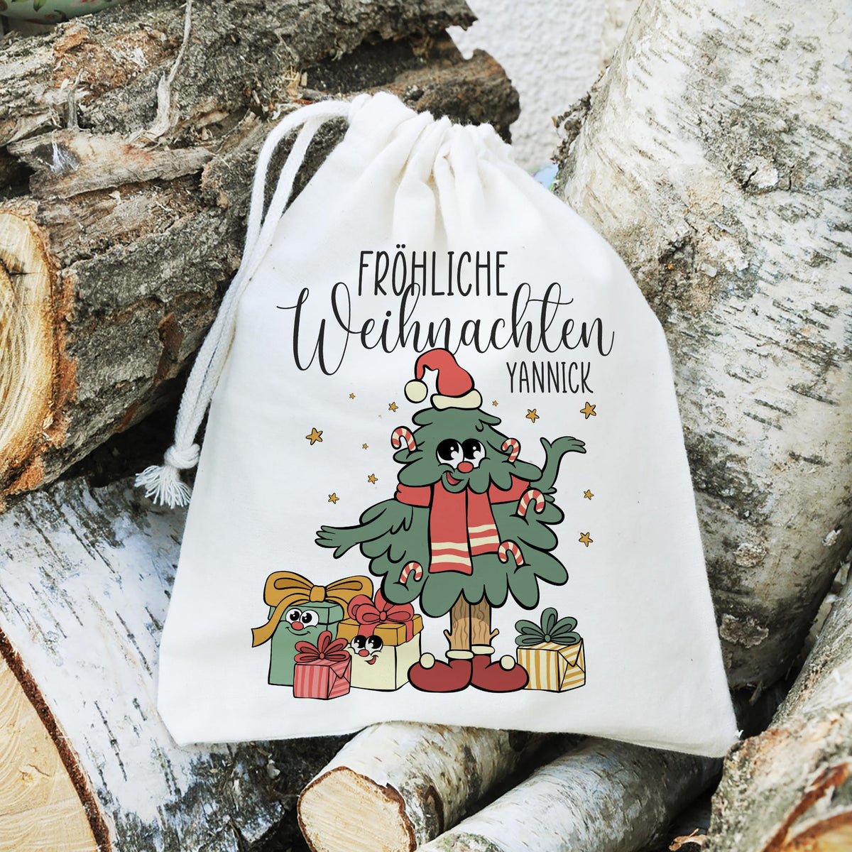 Kleiner personalisierter Geschenksack zu Weihnachten mit Name Yannick und Weihnachtsbaum Motiv auf Birkenholz