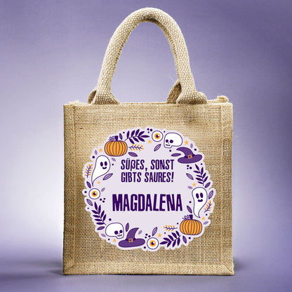Jutetüte zu Halloween mit individuellem Namensaufdruck, gestaltet mit Kürbissen, Geistern und Totenköpfen.
