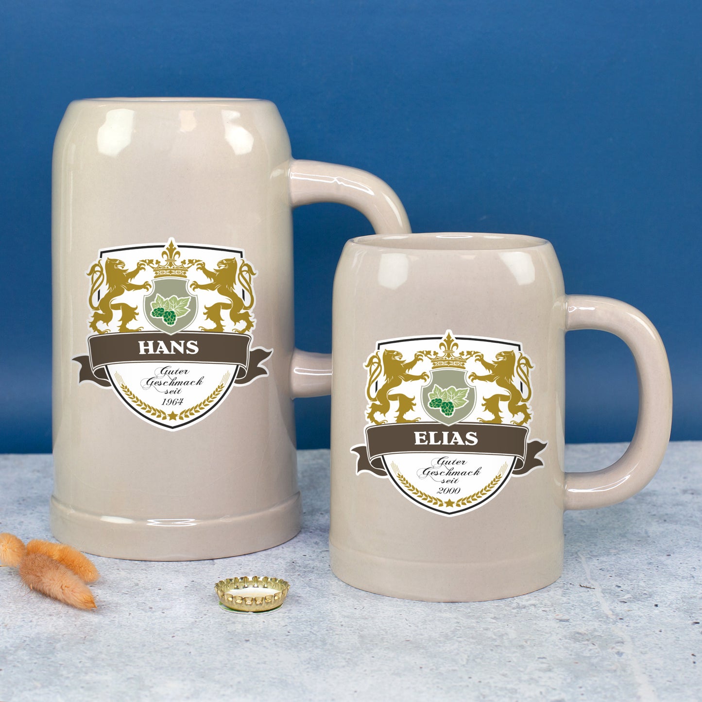 Zwei Bierkrüge in 1 Liter und 0,5 Liter mit Namen Hans und Elias im Größenvergleich