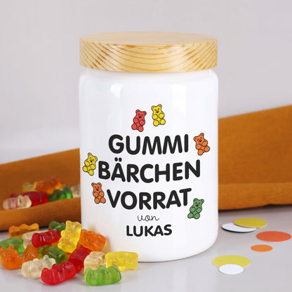 Personalisierte weiße Keramik-Vorratsdose „Gummibärchen Vorrat von Lukas“ mit Holzdeckel und bunten Gummibärchen
