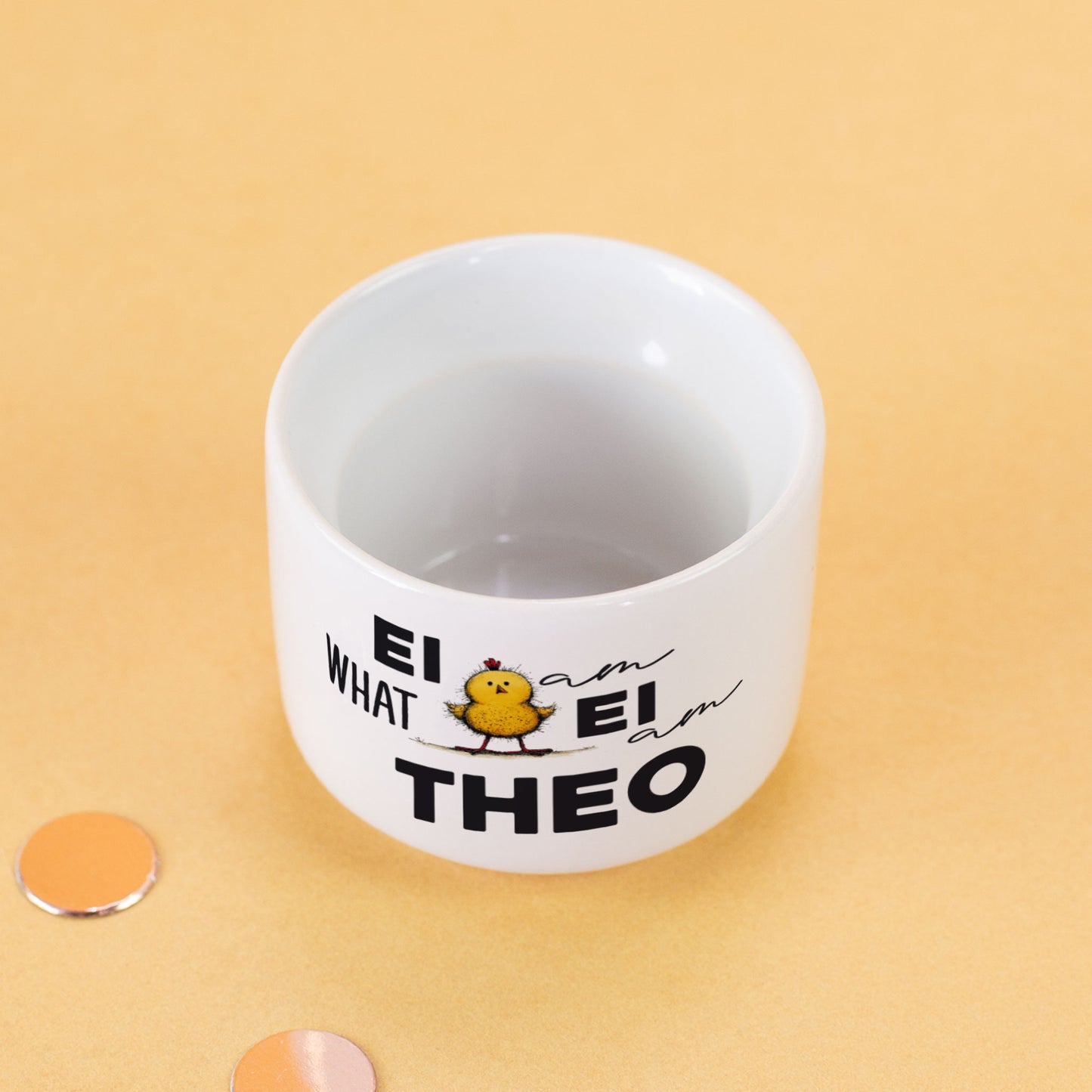 Weißer Eierbecher aus Keramik mit lustigem Ei Wortspiel und Küken Motiv personalisiert mit Name Theo