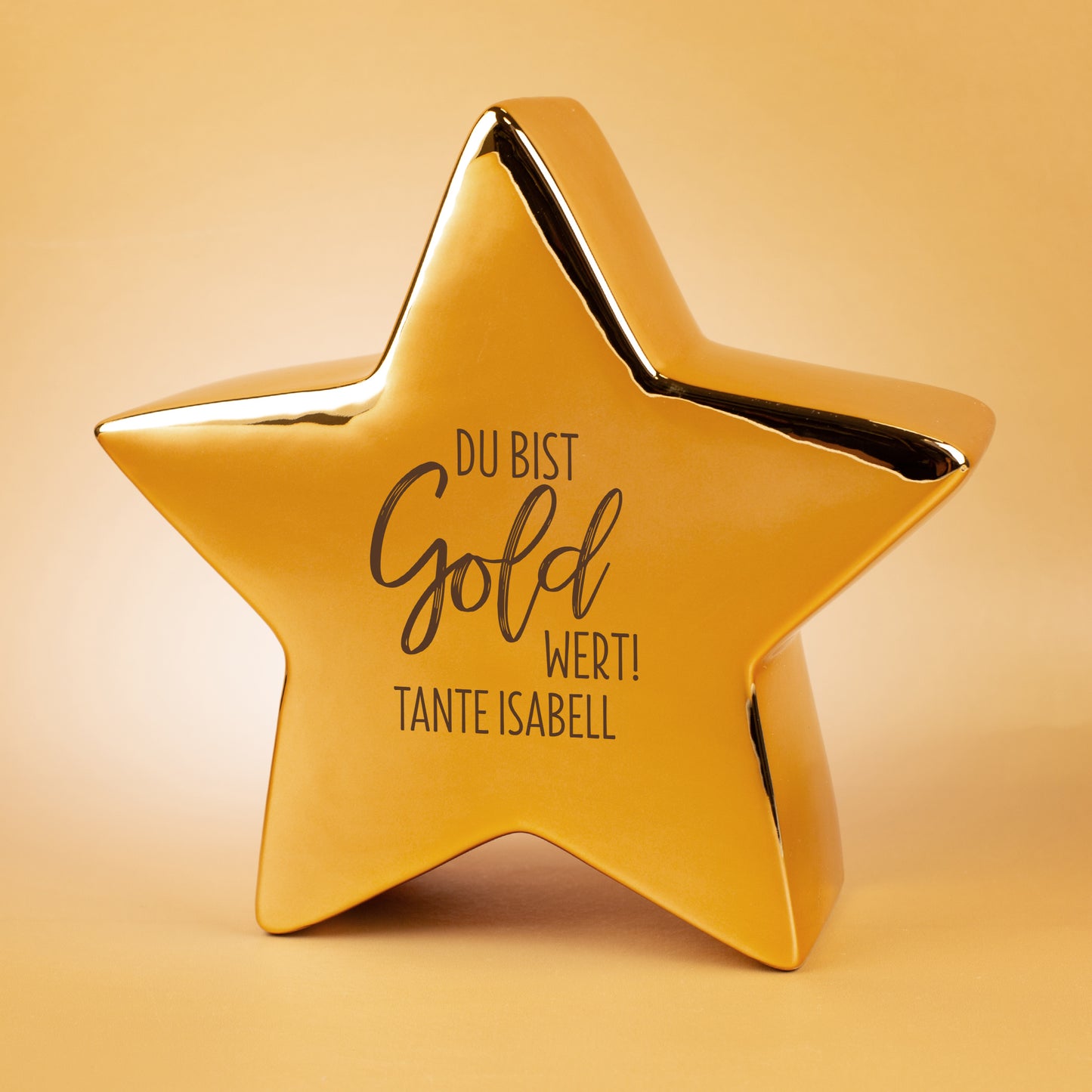 Goldener Keramikstern mit Aufdruck „Du bist Gold wert!“ und personalisiertem Namen, dekorativ arrangiert