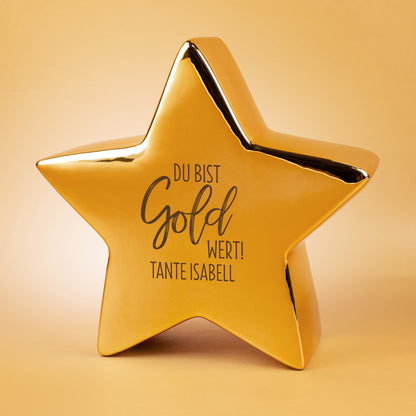 Goldener Keramikstern mit Aufdruck „Du bist Gold wert!“ und personalisiertem Namen, dekorativ arrangiert