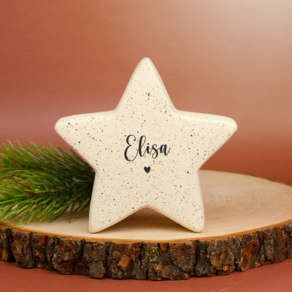 Freigestellter kleiner Keramikstern in Creme mit Namensaufdruck „Elisa“ und Herzsymbol.