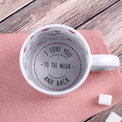 Tasseninnenseite mit romantischen Symbolen und Spruch am Boden „I love you to the moon and back“, Draufsicht