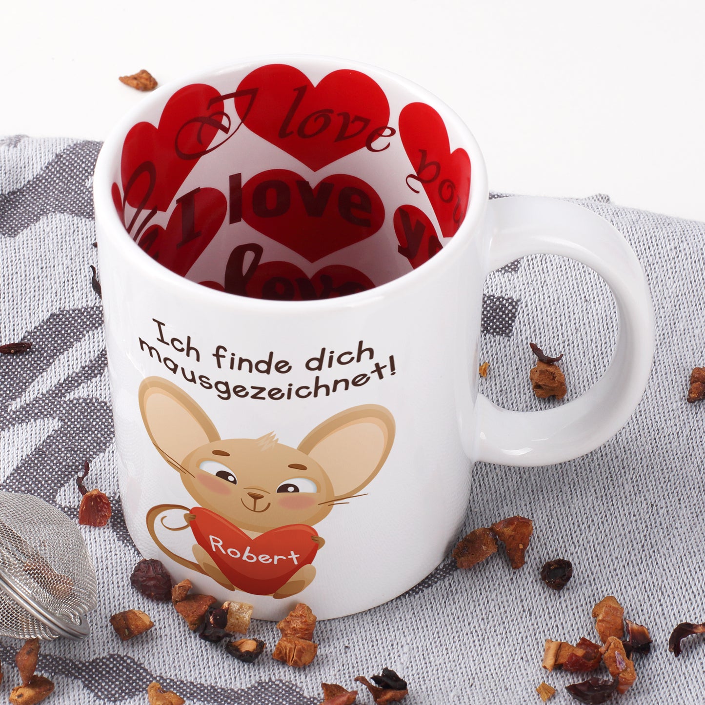 Valentinstagstasse mit Herzdesign innen und Mausmotiv außen mit Name Robert im Herz in schräger Ansicht