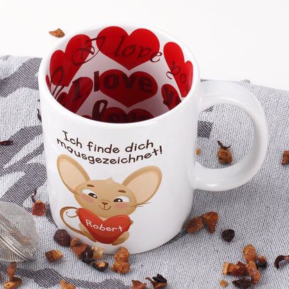 Valentinstagstasse mit Herzdesign innen und Mausmotiv außen mit Name Robert im Herz in schräger Ansicht