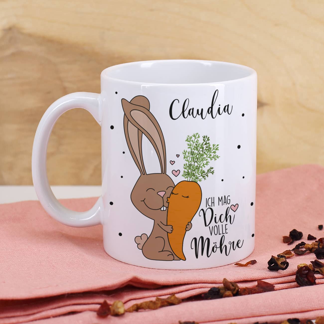 Herz & Heim® Ostergeschenk-Set – Personalisierte Tasse Mit Wunschnamen, Tee & Schokolade, Motiv 'Ich Mag Dich Volle Möhre' Herz & Heim® Ostergeschenk-Set – Personalisierte Tasse Mit Wunschnamen, Tee & Schokolade, Motiv 'Ich Mag Dich Volle Möhre'