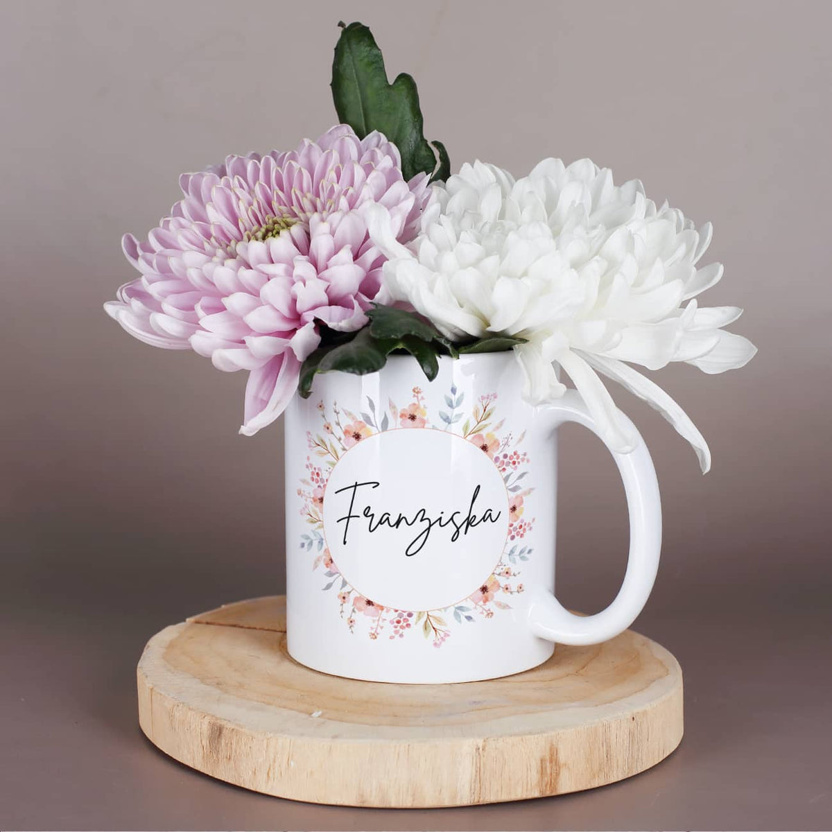 Tasse mit Name und Blumen –