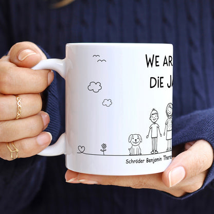 Detailansicht der Familientasse seitlich mit kleinen Wolken- und Herzsymbolen sowie Hund-Figur am unteren Rand