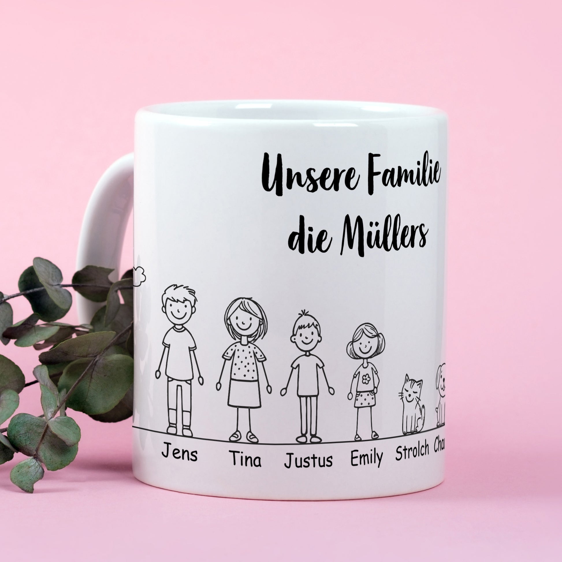 Weiße Tasse mit Wunschtext „Unsere Familie die Müllers“ und mehreren Familienfiguren inklusive Katze, Namen unten aufgedruckt