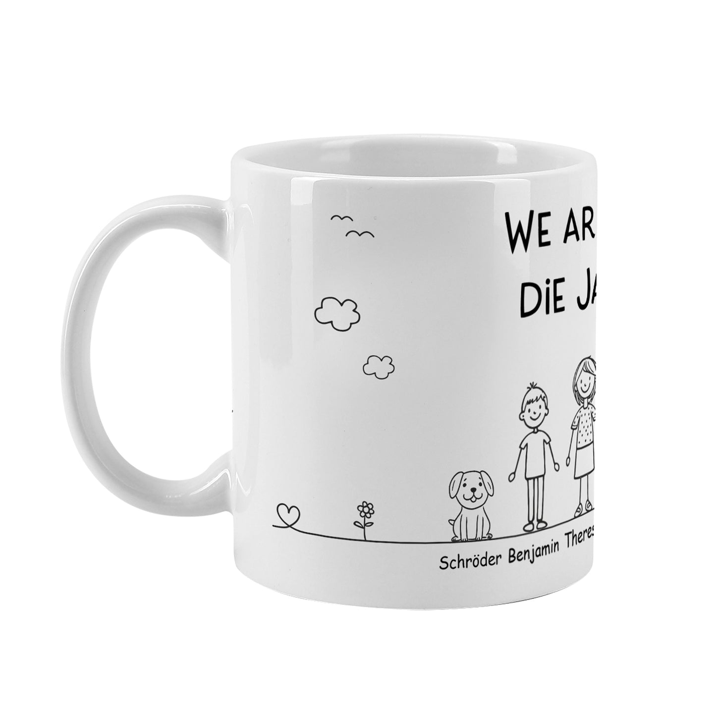 Freisteller der personalisierten Familientasse mit umlaufendem Motiv, Figurenreihe und Wunschtext auf der Vorderseite