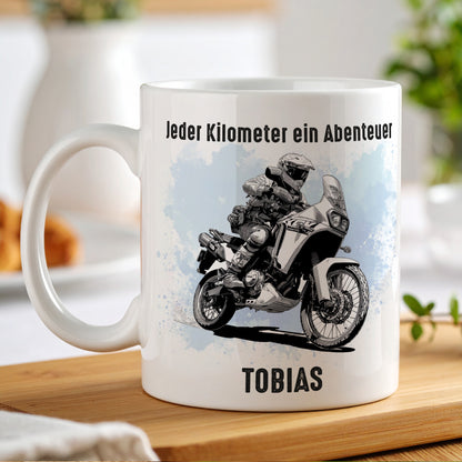 Personalisierte Motorrad-Tasse mit Adventure Reiseenduro Motiv, Text "Jeder Kilometer ein Abenteuer" und Name Tobias, beidseitig bedruckt