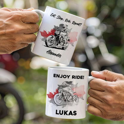 Zwei Naked-Bike-Tassen mit personalisierten Namen Alexander und Lukas beim Anstoßen