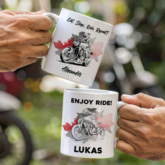 Zwei Naked-Bike-Tassen mit personalisierten Namen Alexander und Lukas beim Anstoßen