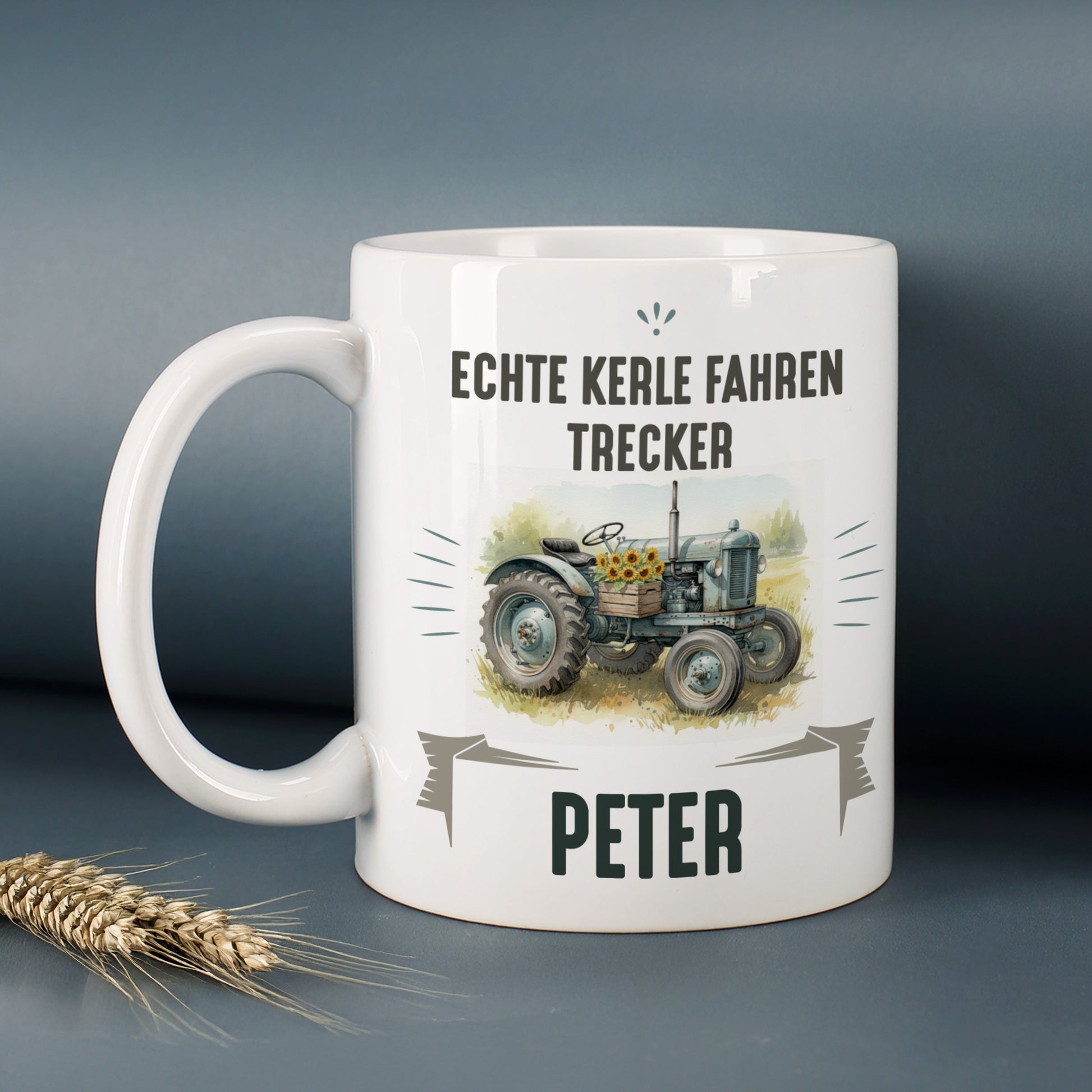 Weiße Keramiktasse mit Retro-Traktor-Motiv, Aufdruck „Echte Kerle fahren Trecker“ und Name Peter