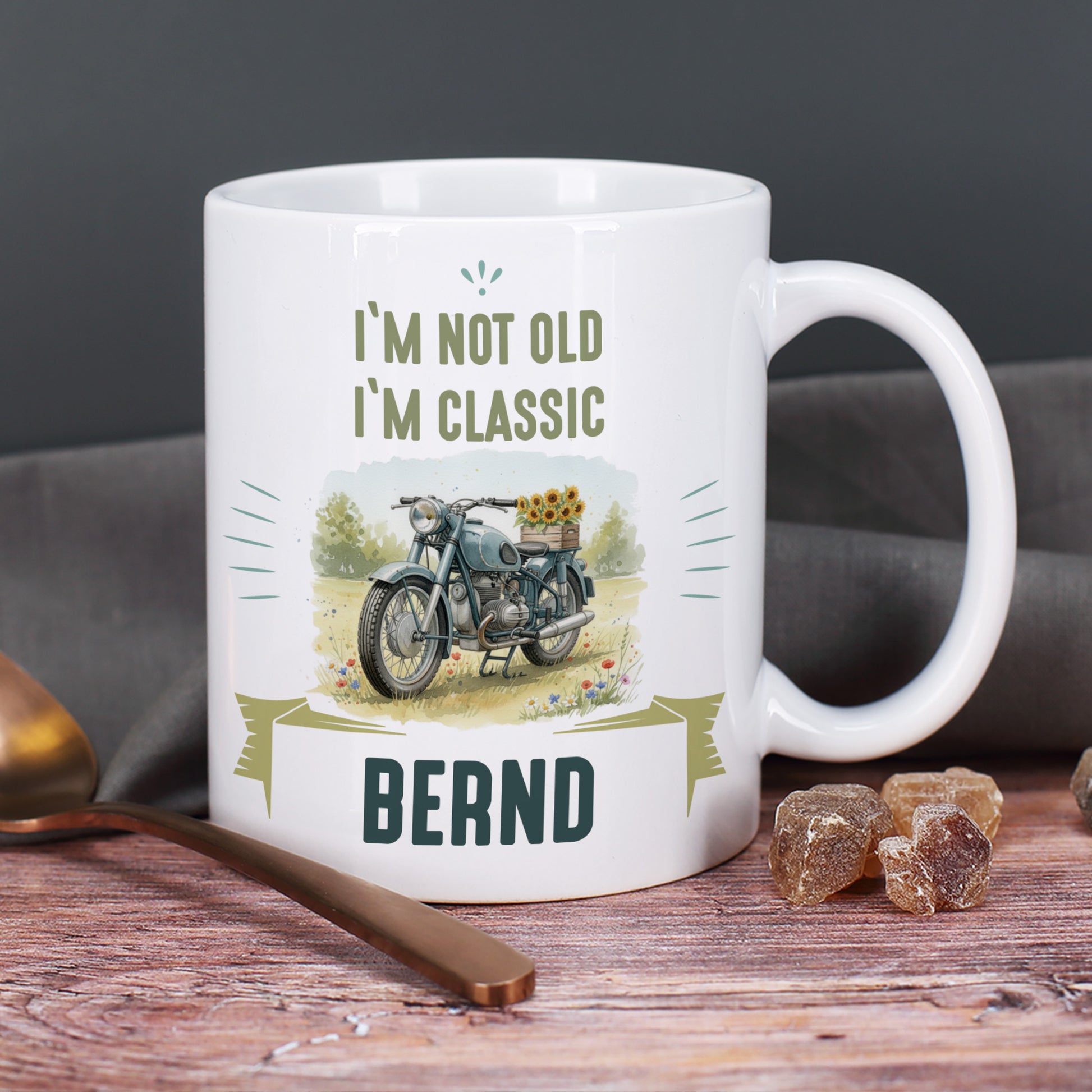 Personalisierte Retro-Motorrad-Tasse mit Name Bernd und Spruch "I'm not old I'm classic"
