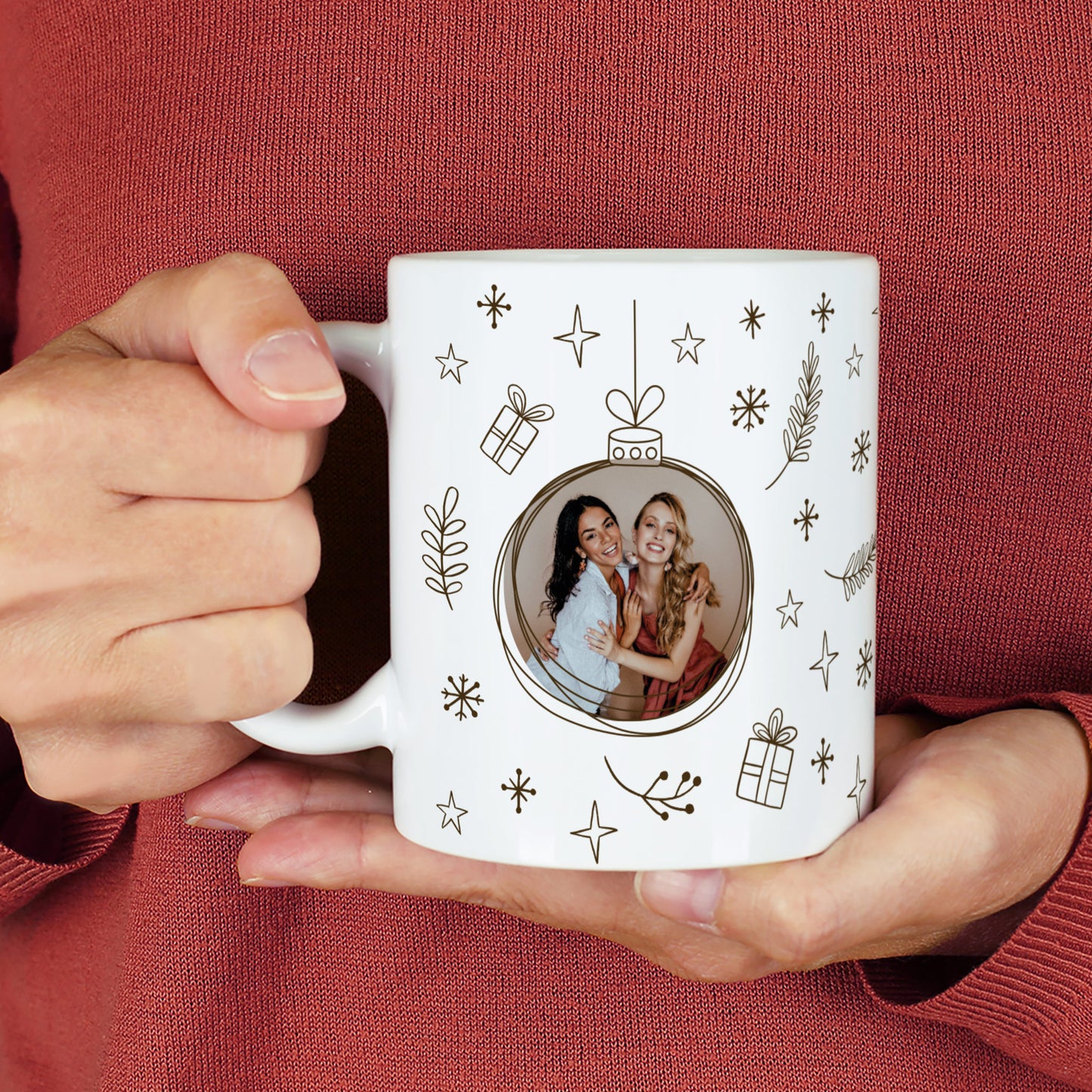 Weiße Fototasse mit Weihnachtskugel-Design in Schwarz und integriertem Foto – festlich mit Sternen und Geschenken dekoriert.