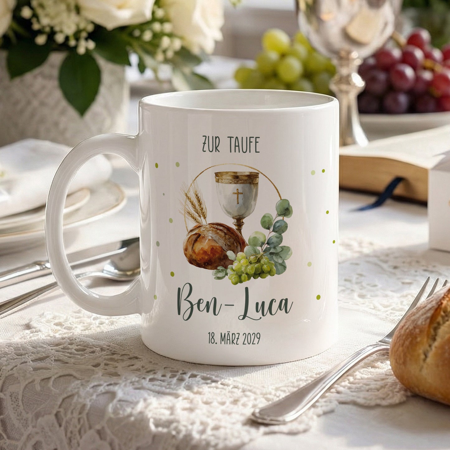 Personalisierte Erinnerungstasse zu Taufe, Kommunion oder Firmung auf festlich gedecktem Tisch