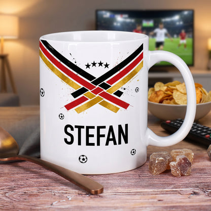 Personalisierte Fußball Tasse mit Name Stefan vor Fernseher mit Fußballspiel, Chips und Fernbedienung im Hintergrund