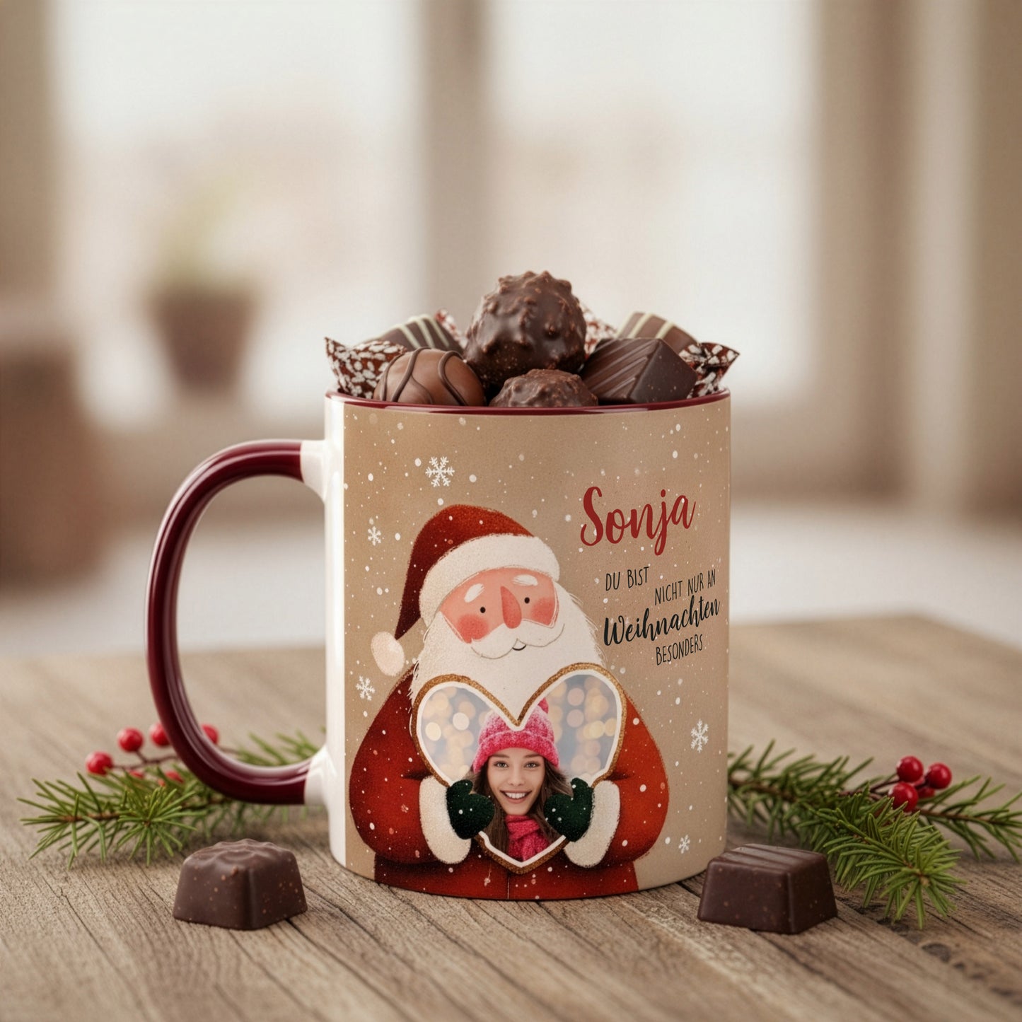 Fototasse mit Weihnachtsmann und Lebkuchenherz, gefüllt mit Pralinen und Schokolade, dekoriert mit Tannenzweigen