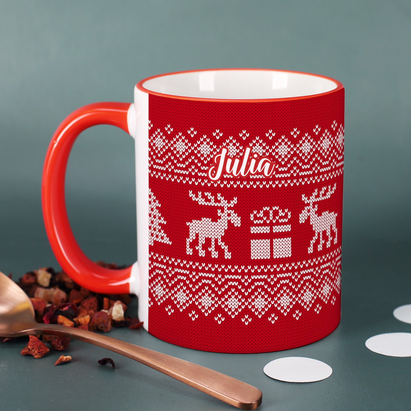 Festliche Keramiktasse Weihnachten mit Strickdesign und Namen „Julia“ – Nahaufnahme
